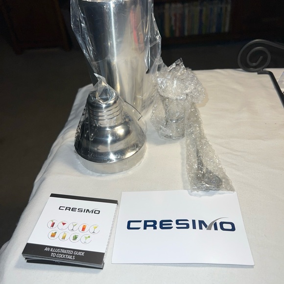 Cresimo 24 Oz. Stainless Steel Cocktail Shaker w/built-in strainer 3 Pce Set New - Picture 3 of 16